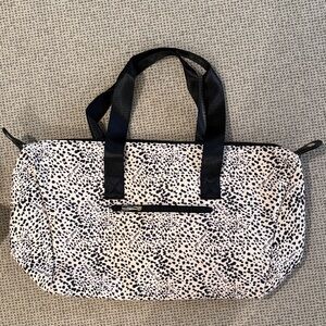 Mali-lili zipper tote with attachable shoulder strap